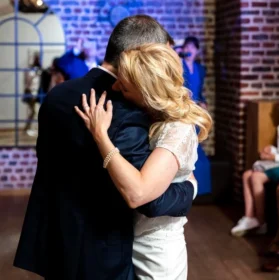 Deux jeunes mariés dansant ensemble