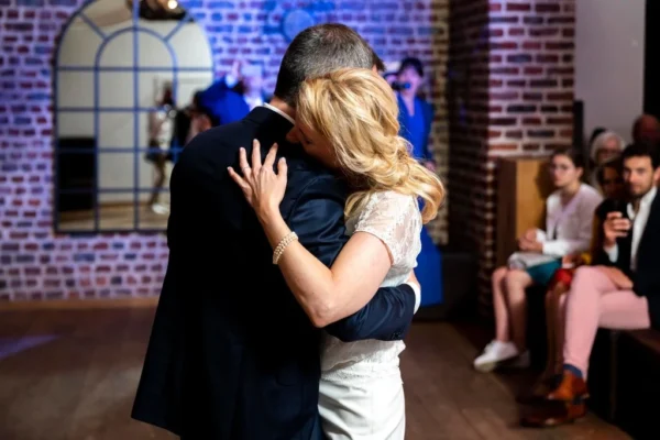 Deux jeunes mariés dansant ensemble