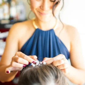 Coiffeuse faisant la coiffure de la future mariée