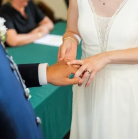 La mariée qui met l'alliance au marié