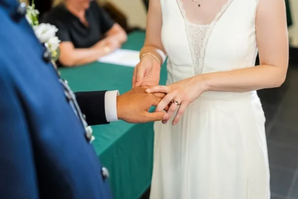 La mariée qui met l'alliance au marié