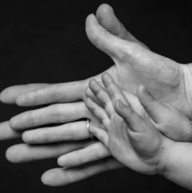 Photo famille représentant les mains ensembles