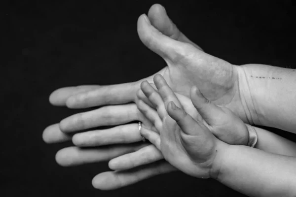 Photo famille représentant les mains ensembles